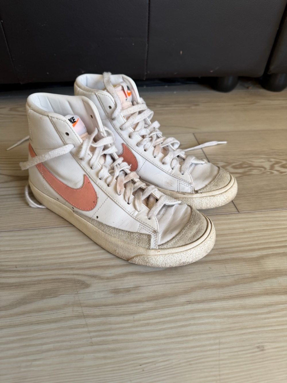 Nike Women’s blazers mid 77  Sneakers in White with Peach Swoosh